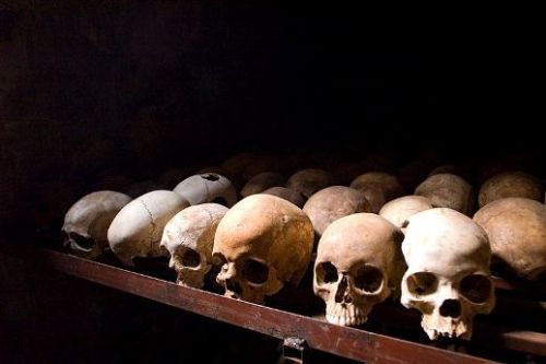 Víctimas del genocidio de Ruanda. Nyamata, 2007. Fuente: Wikipedia.org. Foto: Fanny Schertzer