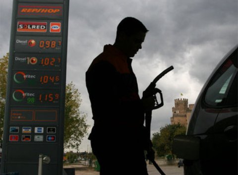 Un empleado de una gasolinera en la provincia de Madrid. Elpais.com. Foto Santi Burgos.