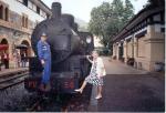 Marino Castro y su señora en la estación de Azpeitia con la locomotora FV50. Foto: Marino Castro.
