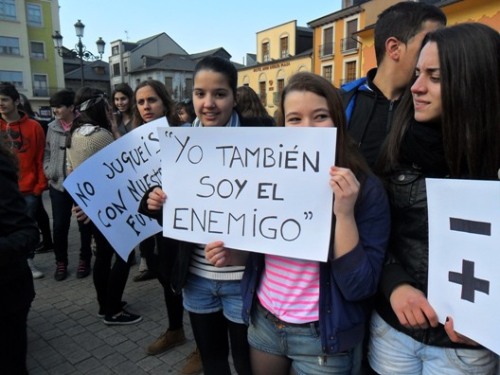 Concentración estudiantil en solidaridad con los estudiantes de Valencia. Ponferrada, 29 febr. 2012. Foto: Enrique L. Manzano.